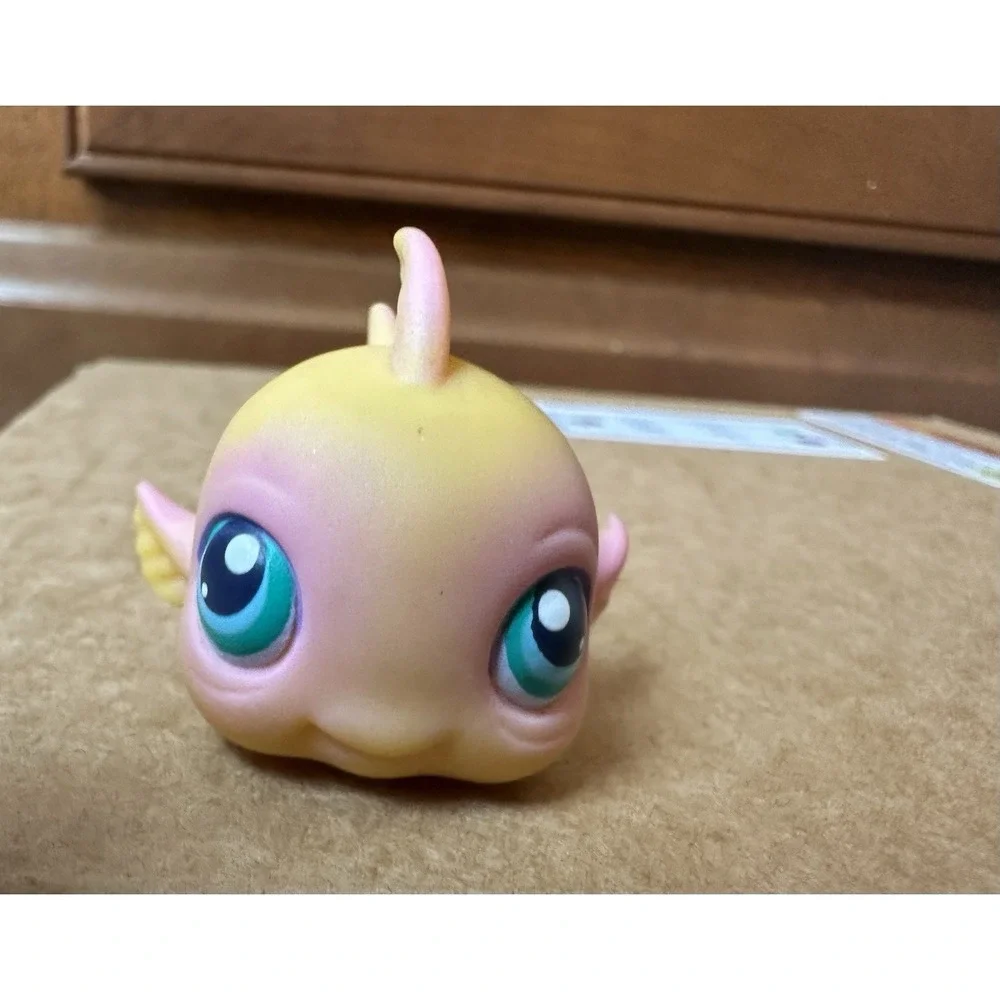 Littlest Pet Shop Fish Yellow And Pink With Blue Green Eyes